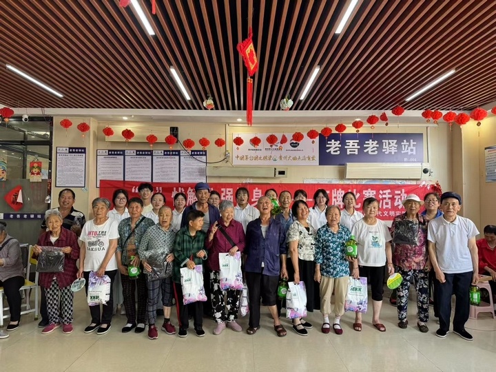 老人合影, 责人说道